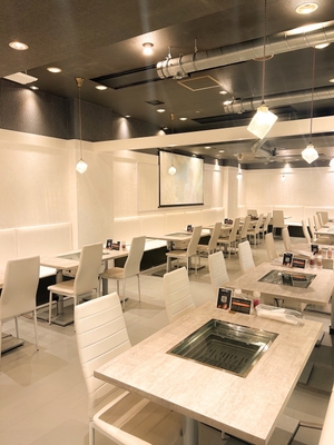 白を基調とした店内空間と電熱式の次世代型無煙ロースター
