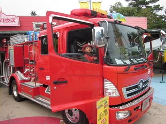 パトカーや消防車などの❝はたらくくるま❞が40台以上！
【軽井沢おもちゃ王国】 第20回「はたらくくるま大集合！」を開催！