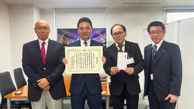 （左から）NEXCO中日本東京支社 中嶋副支社長、当社 本工事現場代理人 工務部 山嵜智裕、工務部工務チームリーダー 有野正敏、代表取締役社長 若林勇二