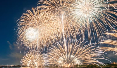 25,000発の花火が46分間で一気に打ちあがる
西日本最大級の花火ショー
「高石超花火2026」を観覧席から楽しむ日帰りプレミアムバスツアー