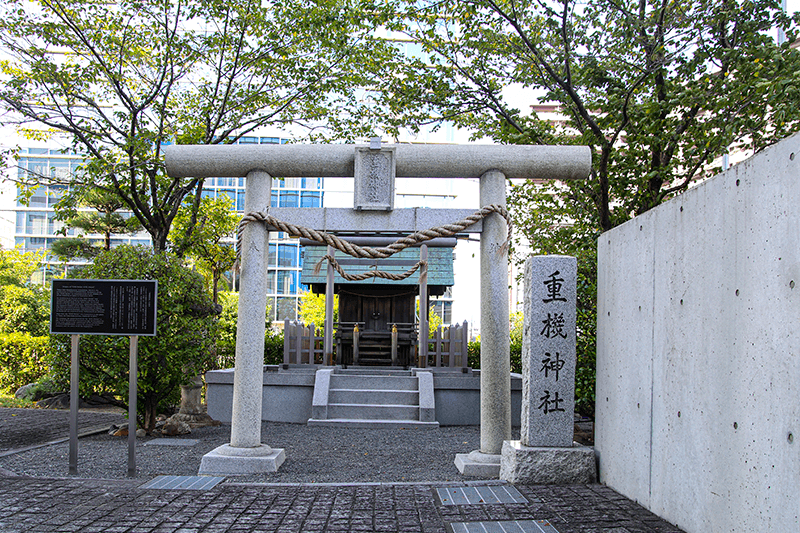 本社敷地内には調布から移設した「重機神社」が鎮座。「ものづくりの神様」として毎年12月15日のJUKI創立記念日に例大祭が執り行われる