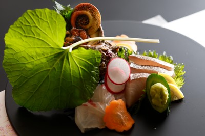 春の造里一例。地魚と栄螺など