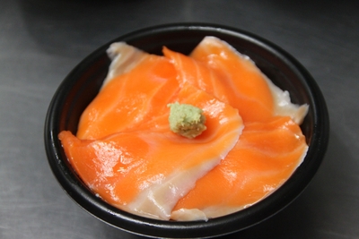 1000秒わんこサーモンで提供するサーモン小丼