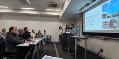 学生が東大阪観光協会会長ら審査員へプレゼンする様子