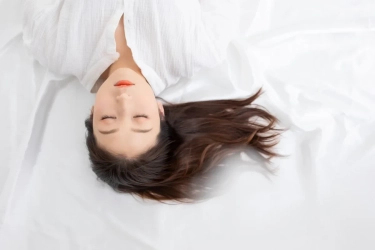 枕なしで寝るのは本当にアリ？起こり得るリスク・正しい判断軸を解説