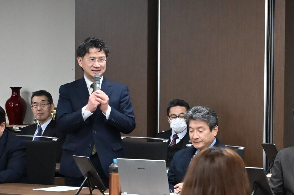 祝辞と激励の言葉を伝える氏田農学部長