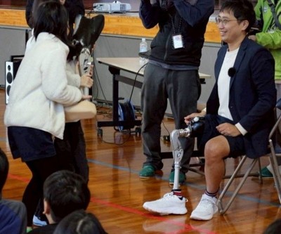 義足の重さ体験の様子　