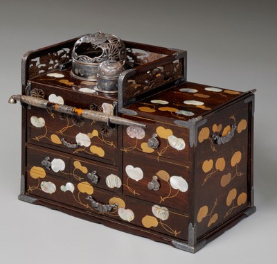 (Photo_03） 葵散し螺鈿蒔絵たばこ盆 16.9×31.5×25.6cm 売立目録には「一七一　紫檀葵蒔繪莨盆　銀牡丹彫煙管付」として載っている。昭和初期に大蔵省専売局により収集され、現在は当館の収蔵品となっている。
