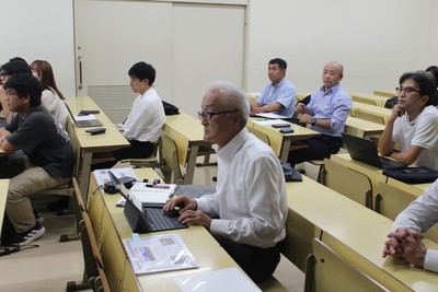 学生たちの報告に聞き入る宮下客員教授(中央)ら