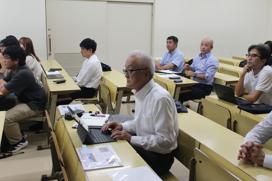 学生たちの報告に聞き入る宮下客員教授(中央)ら