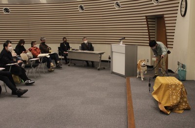 愛犬とともにハウストレーニングを実演する岩田教授