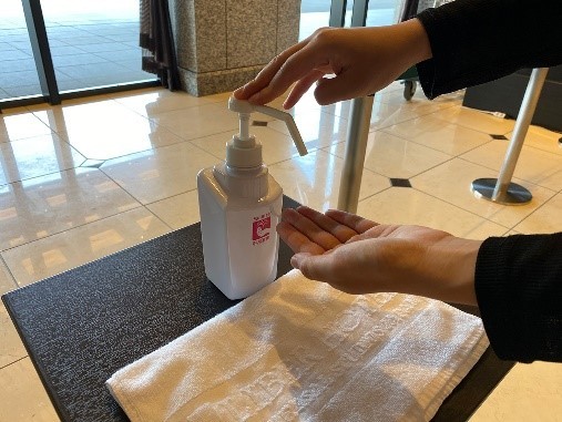 ホテル内各所に消毒液を設置しております