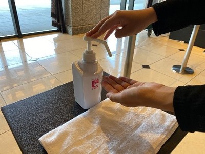 ホテル内各所に消毒液を設置しております