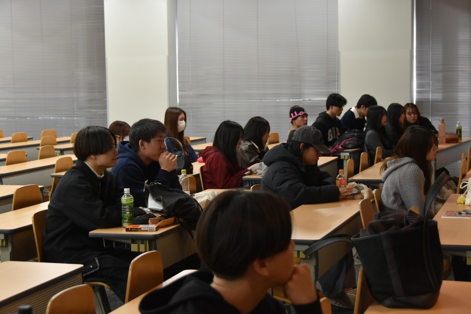講義を聞く学生たち