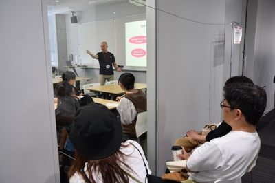 外国語学部の外国人教員による少人数授業。保護者が廊下から見学