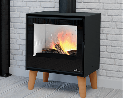 ARUS：木製脚と大きなガラスドア。サイズ：H707×W562×D435mm、薪の長さ：47cm、定格出力9.5kW