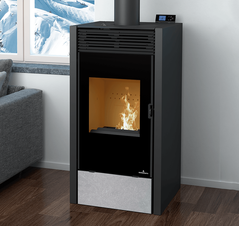 薪とペレット兼用。サイズ：H1175×W561×D566mm、薪の長さ：40cm、定格出力11kW