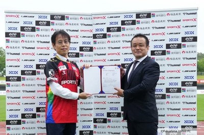 認証授与式 2026年6月7日 於：とうほう・みんなのスタジアム　左から、福島ユナイテッドFC 代表取締役会長　寺部 達朗様、BSIジャパン 営業・マーケティング本部本部長　楠本 寛斎