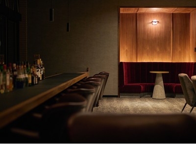 ラウンジにはテーブル席も