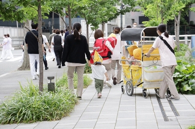 保育園児を含む参加者の避難誘導の様子