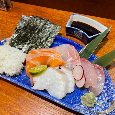 人気の刺身盛りには海苔とご飯が!