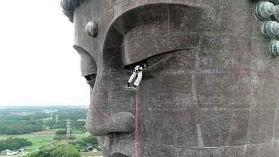 高さ120メートル、世界最大の青銅仏像『牛久大仏』の洗浄作業に密着！頑固な汚れを前に作業員たちが取った意外な行動とは？11/1（日）BACKSTAGE（バックステージ）