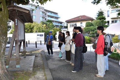 橦木館前の公園で町並みについて説明を聞く