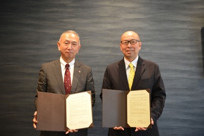 上智大学 曄道学長（左）と静岡聖光学院中学校・高等学校 小山副校長（右）