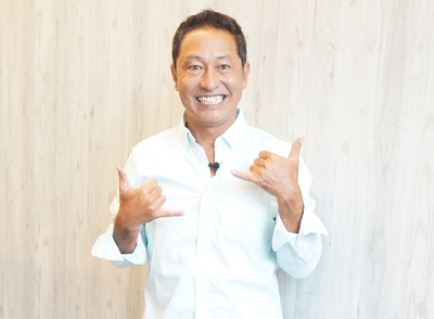 Mieと共に案内役を務める内野亮