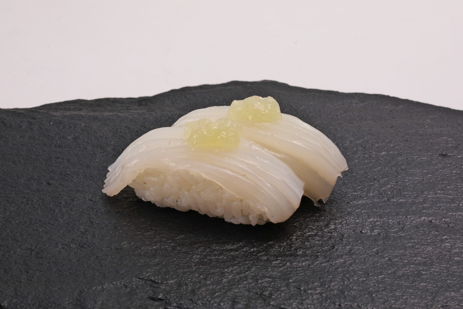 青森県産やりいかの塩レモンにぎり
