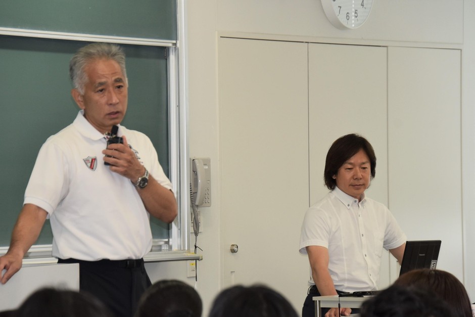 佐藤特任教授を紹介する梅田教授(左)