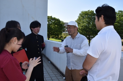 ジンさんのアドバイスを聞く辻団長ら