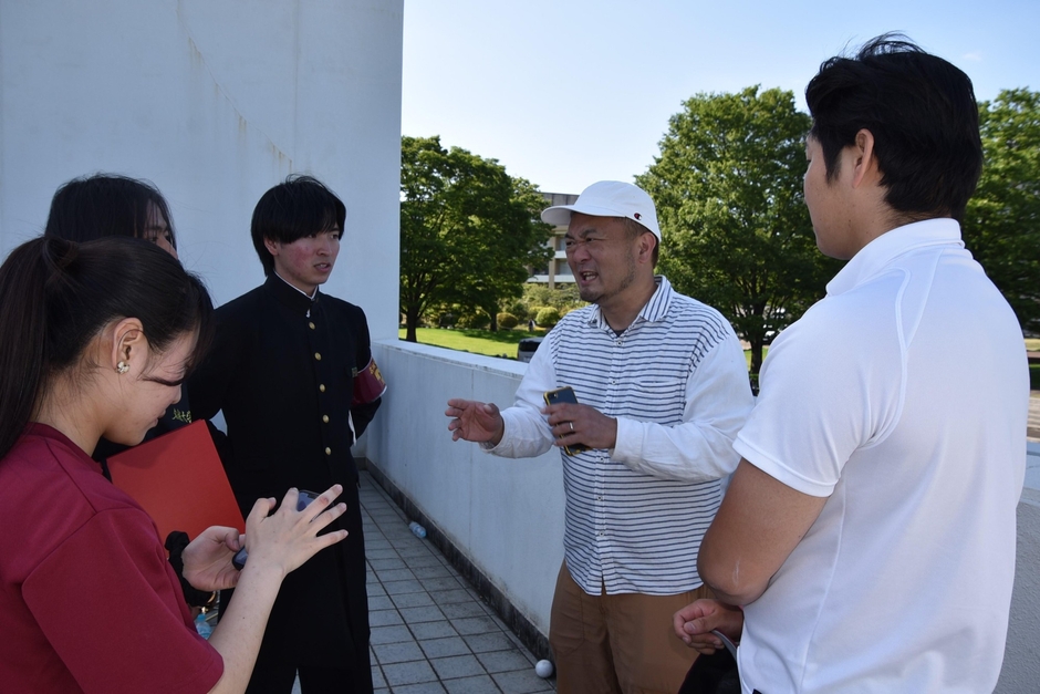 ジンさんのアドバイスを聞く辻団長ら