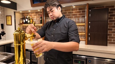 バーカウンターに立つ宮城