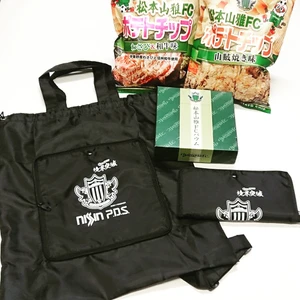 サッカー観戦みやげの定番“松本山雅FCバウム＆ポテトチップ” 9/29のサンプロ アルウィンでは、200セット限定で 「松本山雅FCエンブレム入りリュックバッグ付セット」を販売