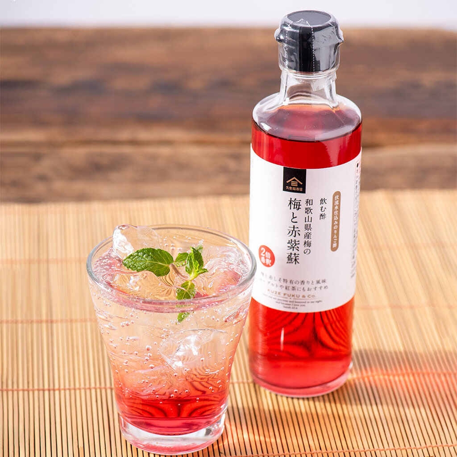 涼やかな赤色が目印「飲む酢 梅と赤紫蘇」
