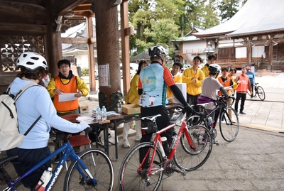 ゴールの善徳寺で選手たちをお出迎え