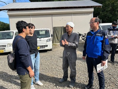 谷内支部長(右)と川原社長(右から2人目)から事情を聴くメンバー