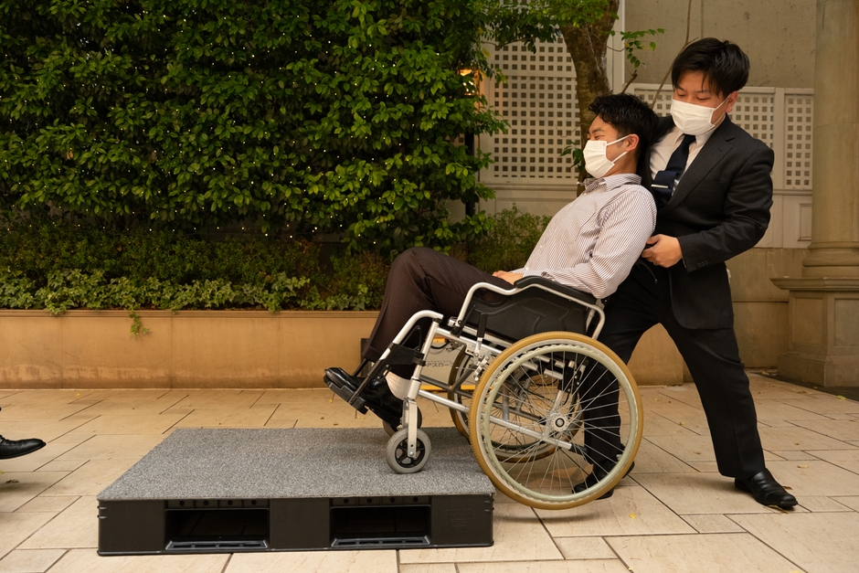 ▲車いす利用者への実践的なサポート方法の講義と実技研修