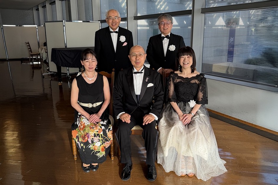 今回は記念演奏がなかったため役員のみの記念撮影。  前列中央：古川 隆 代表理事（NPO法人理事長） 前列右：渋谷 伸子 理事（NPO法人） 後列左：村上 覚 名誉顧問 後列右：西村 尚芳 名誉顧問