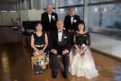 今回は記念演奏がなかったため役員のみの記念撮影。  前列中央：古川 隆 代表理事（NPO法人理事長） 前列右：渋谷 伸子 理事（NPO法人） 後列左：村上 覚 名誉顧問 後列右：西村 尚芳 名誉顧問