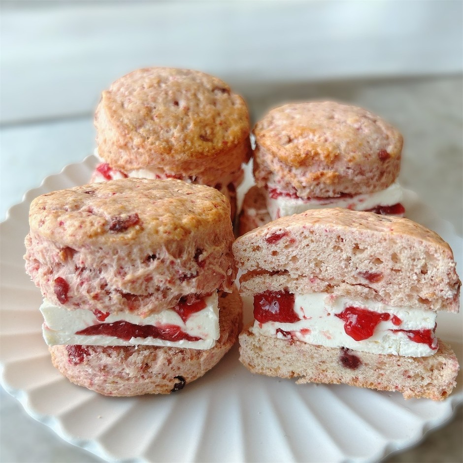 はじまりの紅茶【石垣いちごとフランボワーズのショコラバターサンドスコーン】