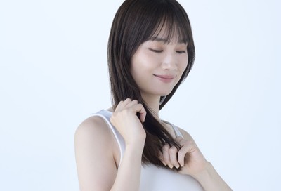 【2】乾いた髪、または洗髪後のタオルドライした半乾きの髪にオイルを中間から毛先にかけて馴染ませます。