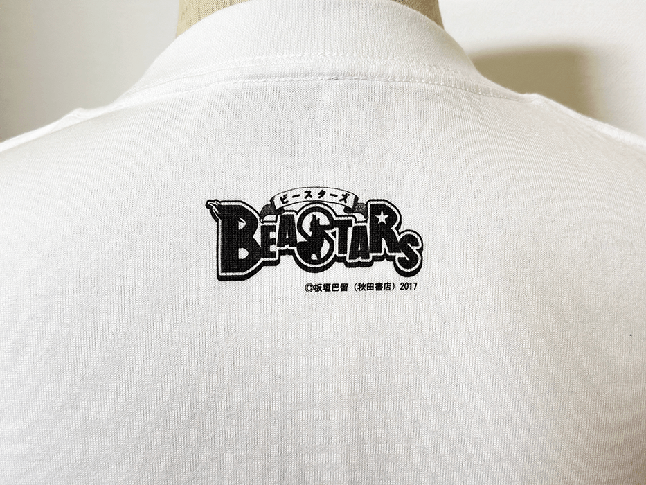 背面の襟下には「BEASTARS」のロゴ
