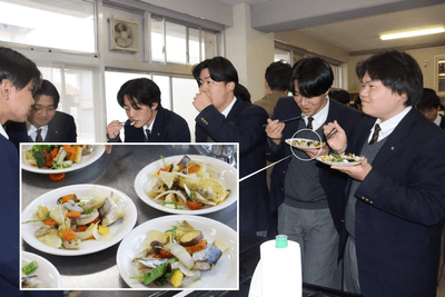 「うまい！」 1年生が調理したベニザケ料理を楽しむ3年生たち