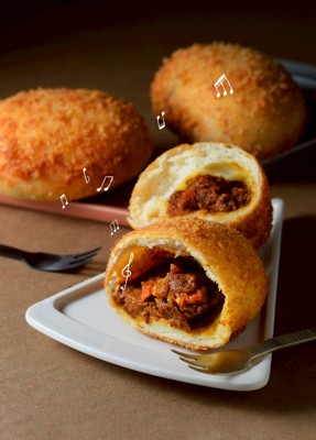 【ピロシッキィ】イタリア産のトマトベースのサクふわ生地に具材たっぷり。定番の美味しさ! 税抜399円 税込430円