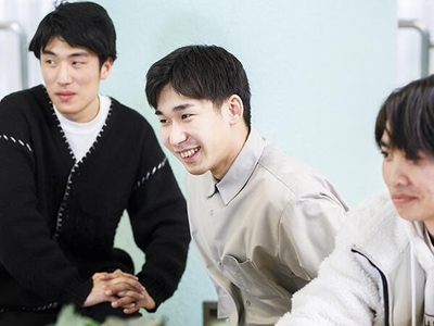 ラジオ番組作りに調整したいと語る花井部長（中央）
