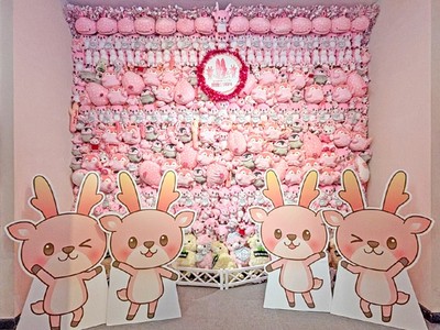 ぬいぐるみの壁に4人のイワシカちゃんパネルが登場