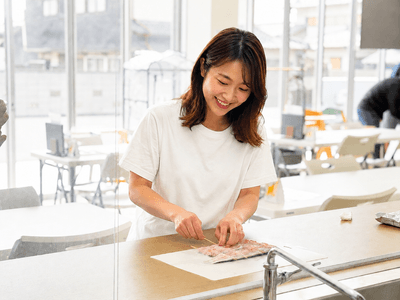 職人が捌いたうなぎを実際にお客様自身で串を打っていただきます。