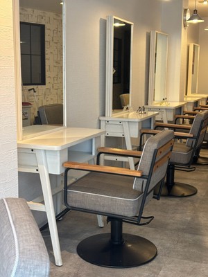 白を基調とした落ち着いた雰囲気の店内